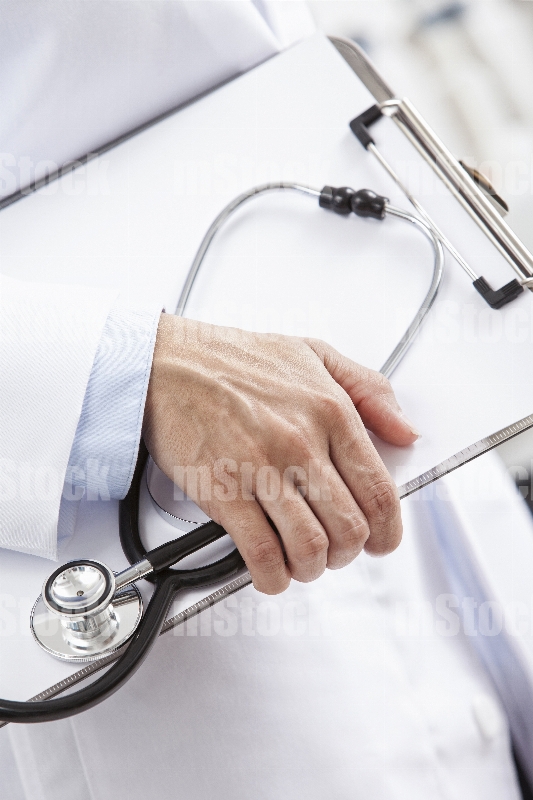 Doctora con tabla de notas y estetoscopio