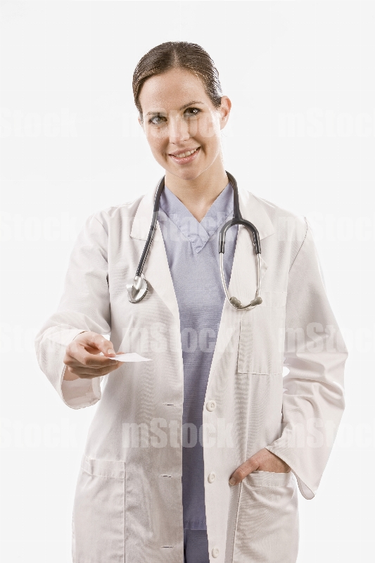Doctora con tarjeta de presentación