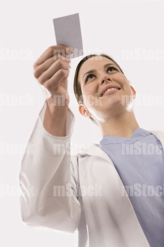 Doctora entregando tarjeta de presentación