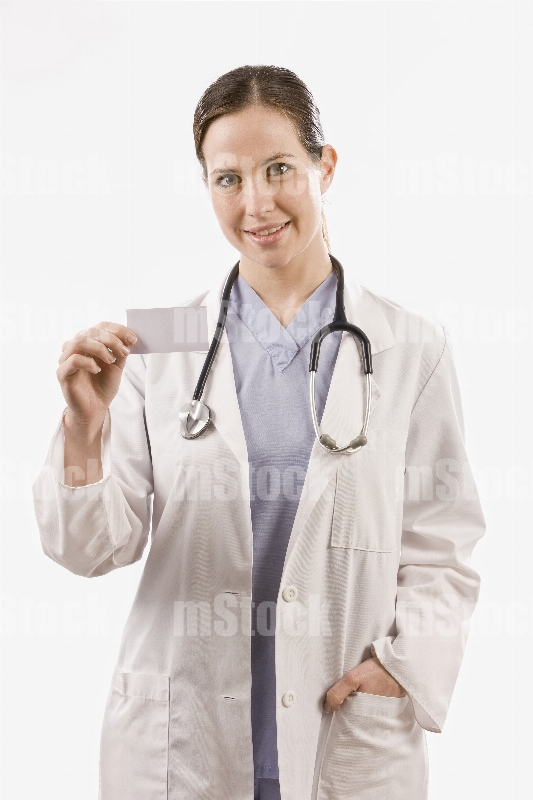 Doctora mostrando tarjeta de presentación