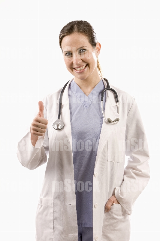 Doctora contenta con pulgar arriba