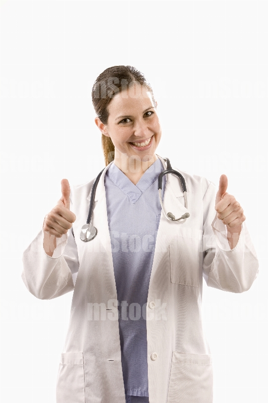 Doctora contenta con pulgares arriba