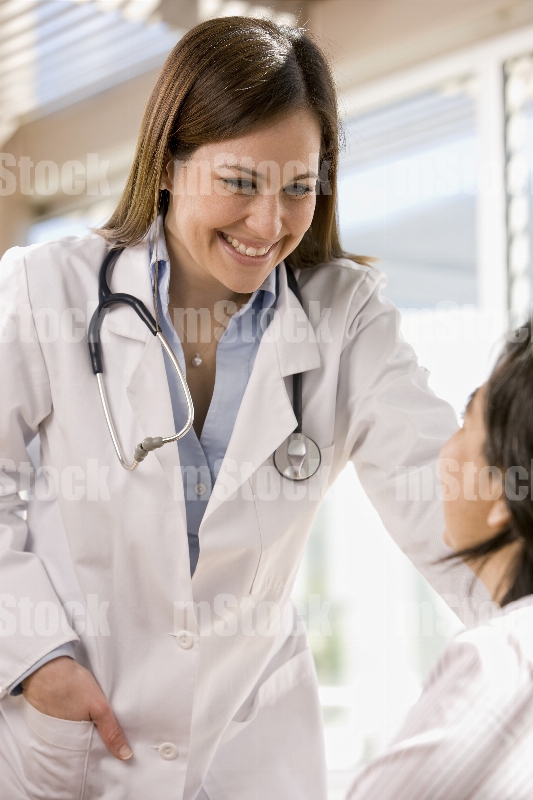 Doctora dando buenas noticias a paciente
