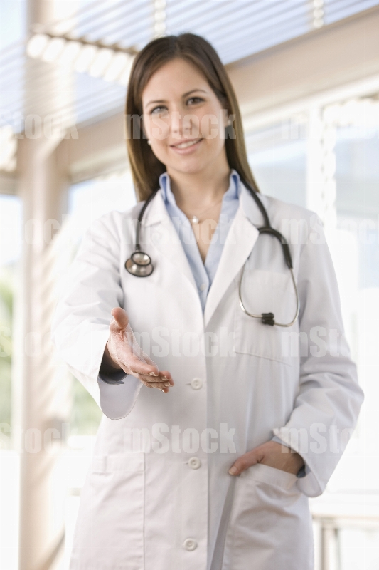 Doctora con la mano extendida