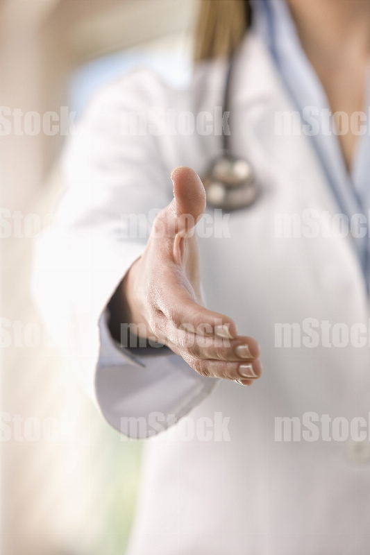 Doctora dando la mano