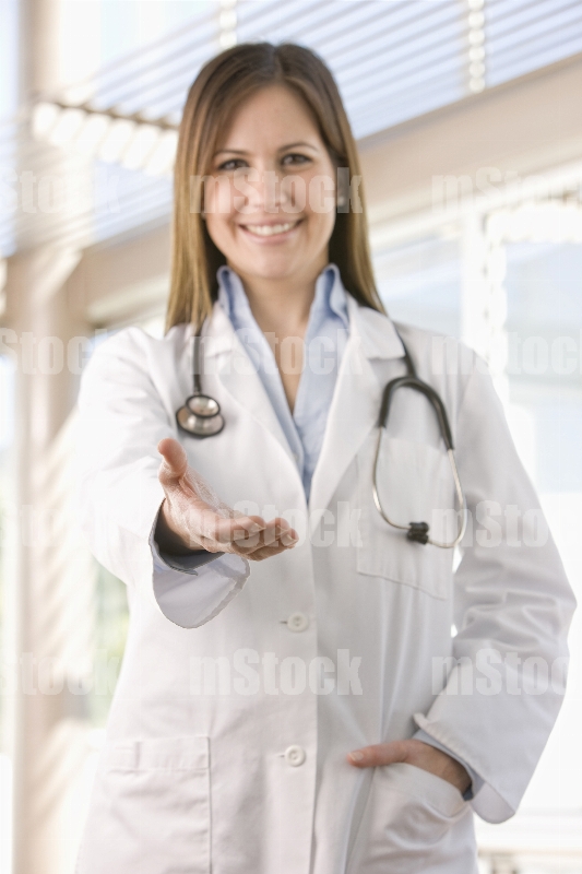 Doctora recibiendo paciente