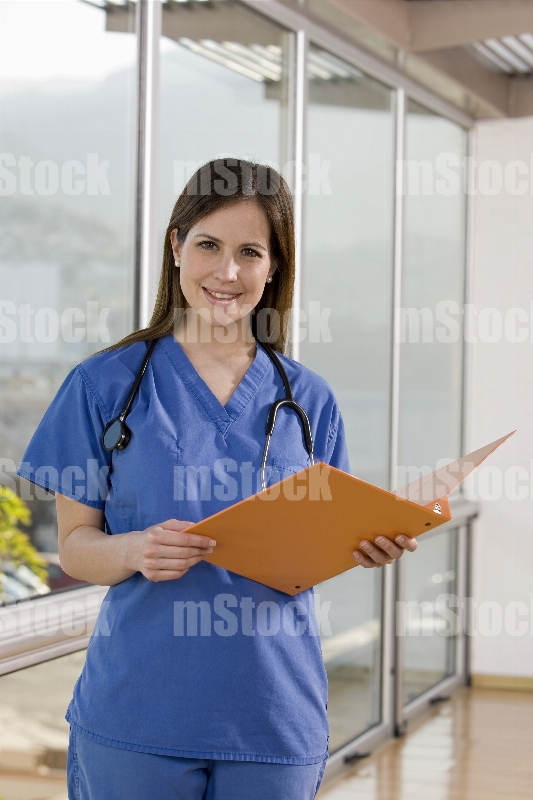 Doctora de guardia revisando documentos
