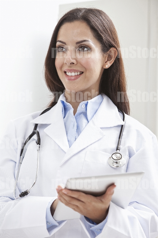 Doctora en consulta con Tableta Digital
