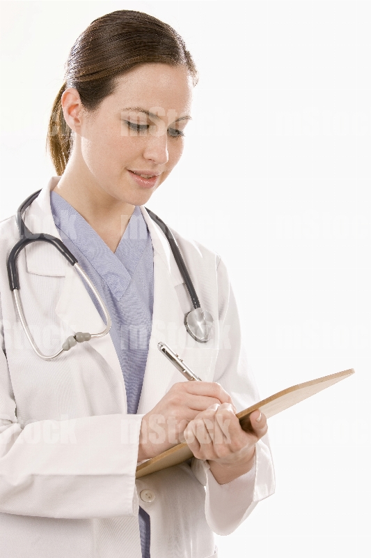 Doctora escribiendo receta médica