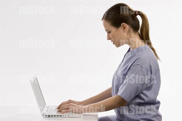 Doctora llenando datos del paciente