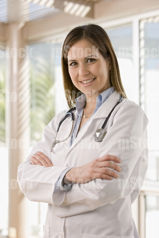 Doctora joven con brazos cruzados