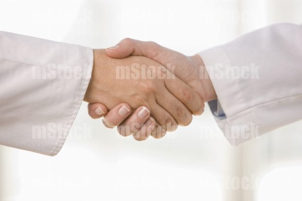 Doctor estrechándose la Mano