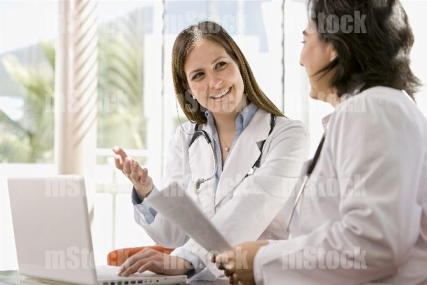 Doctoras platicando una consulta médica
