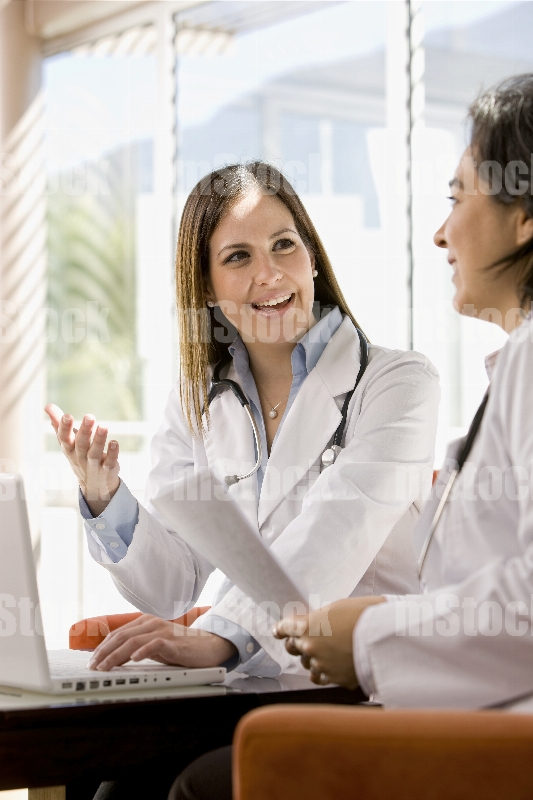 Doctoras platicando
