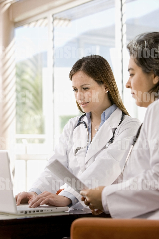 Doctoras revisando un expediente médico