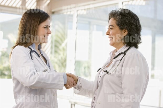 Doctoras saludándose