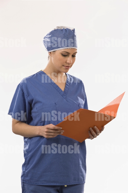 Enfermera con expediente clínico