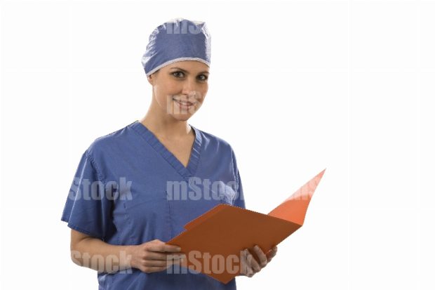 Enfermera escribiendo en expediente clínico