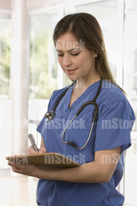 Enfermera tomando notas