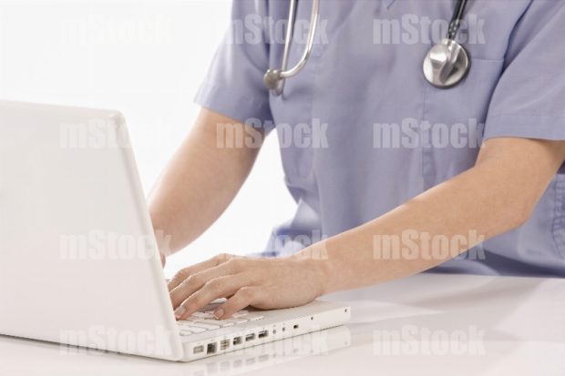 Enfermera escribiendo Informe Médico