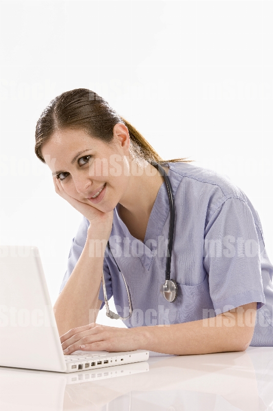 Enfermera joven usando computadora