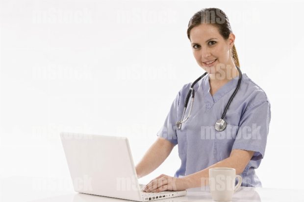 Médico escribiendo Historia Clínica