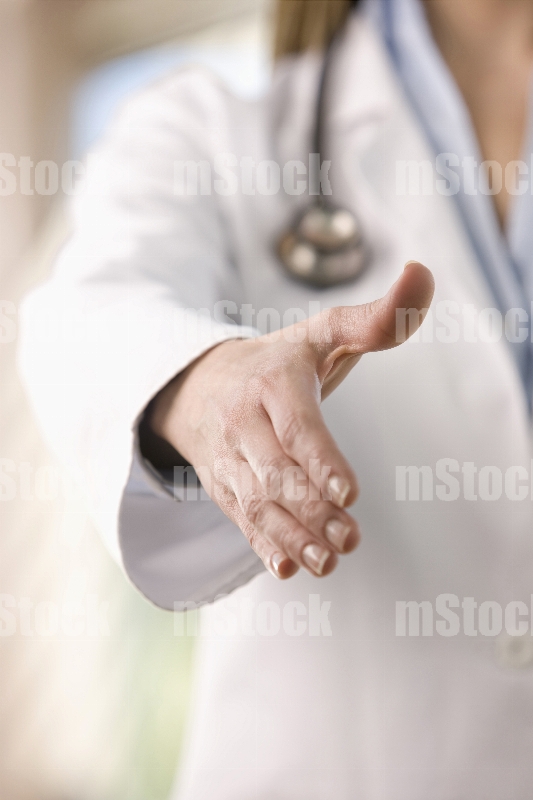 Médico dando la mano