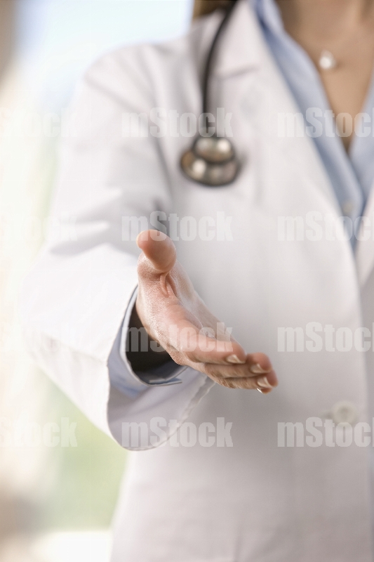 Médico extendiendo la mano