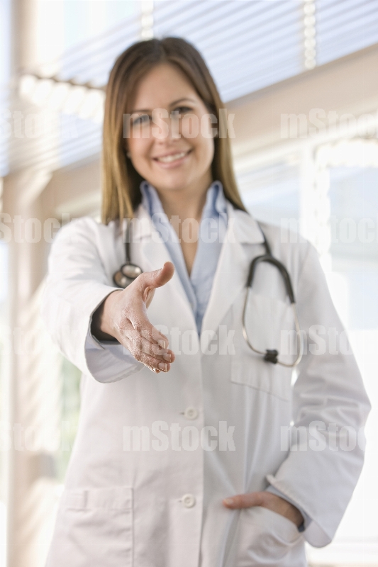 Médico recibiendo paciente