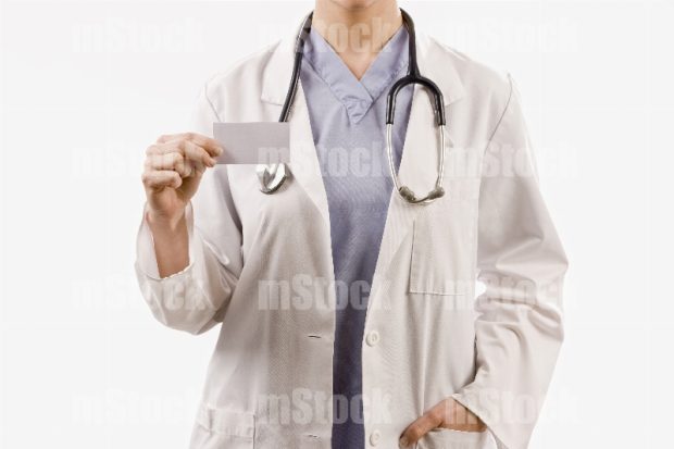 Médico con tarjeta de presentación
