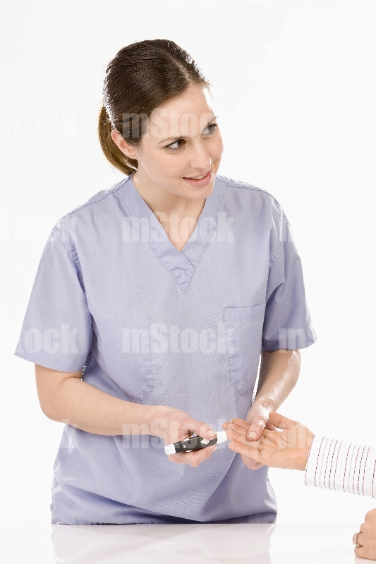 Enfermera tomando glucosa en sangre