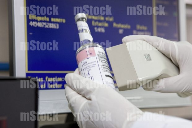 Escaneando producto médico en caja