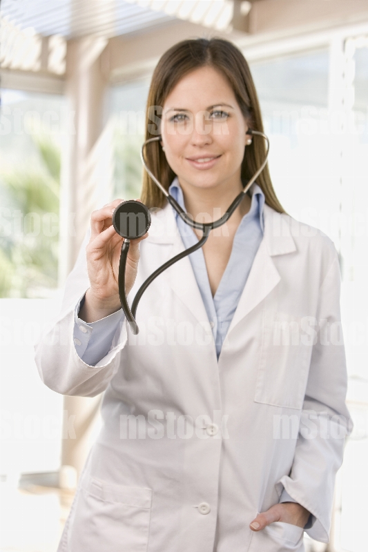 Médico mostrando el Estetoscopio