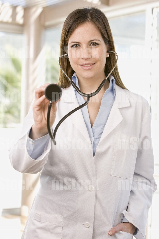 Médico mostrando Estetoscopio