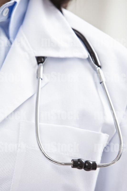 Médico con bata blanca con estetoscopio
