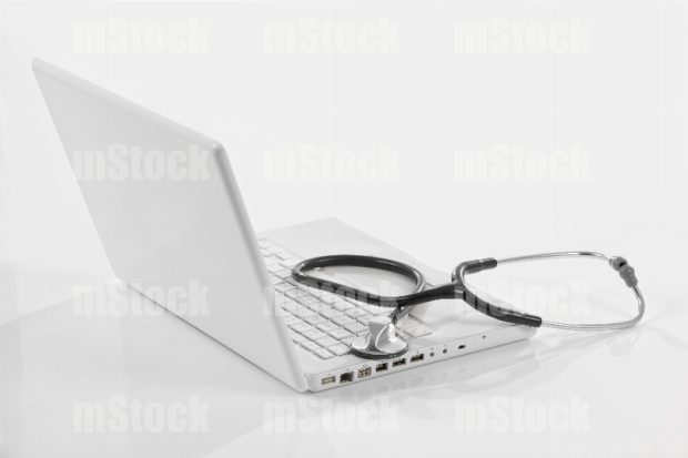 Estetoscopio en la computadora portátil