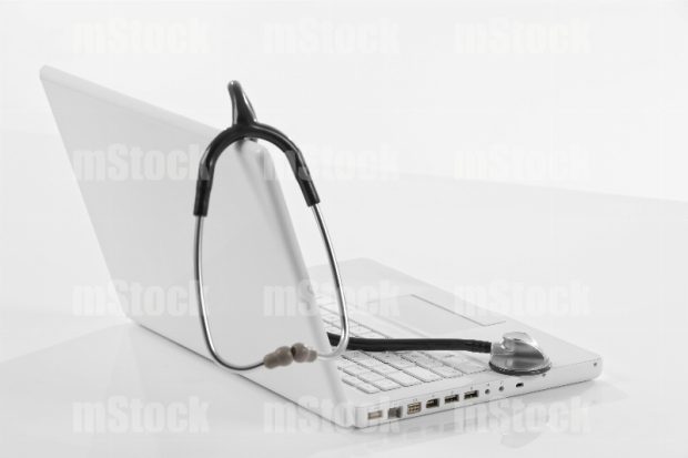 Estetoscopio en la computadora
