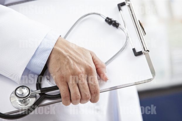 Médico con tabla de notas y estetoscopio
