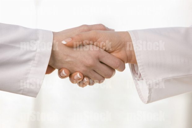Médicos dándose la Mano