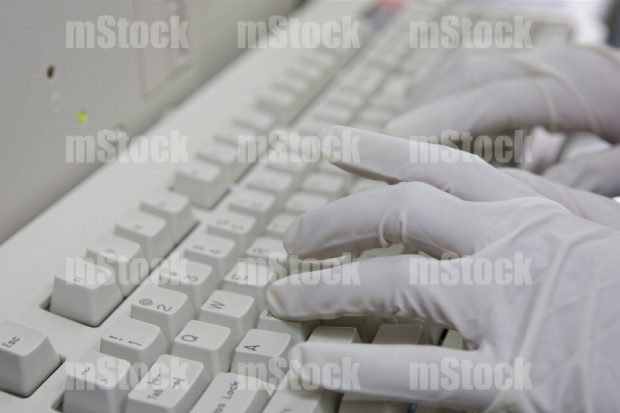 Guantes Médicos en Teclado