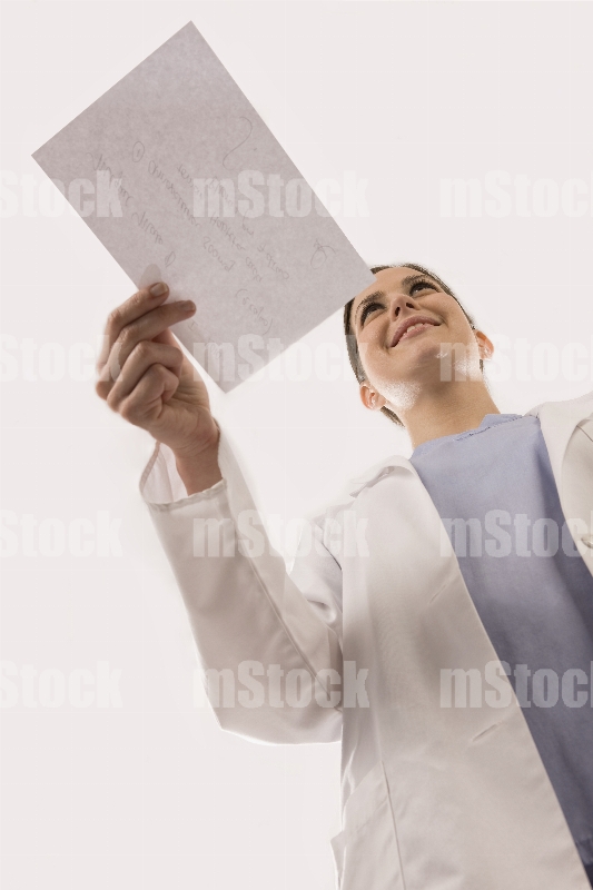 Médico dando prescripción médica
