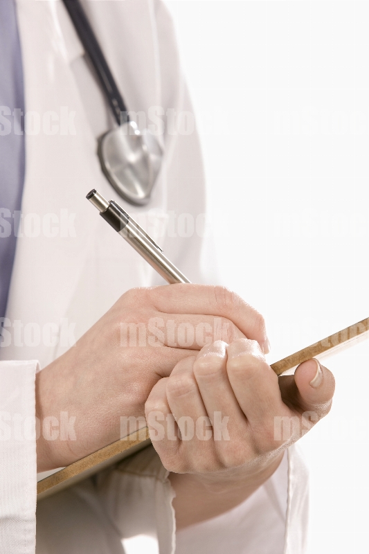 Médico escribiendo prescripción médica