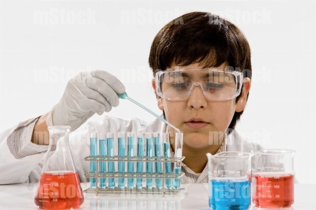 Joven en clases de laboratorio