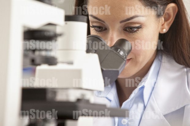 Investigadora con microscopio