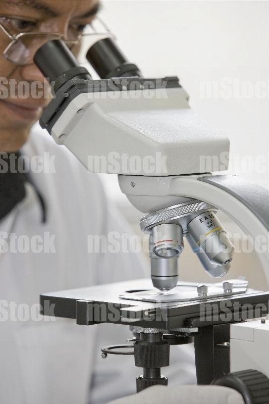 Médico usando Microscopio
