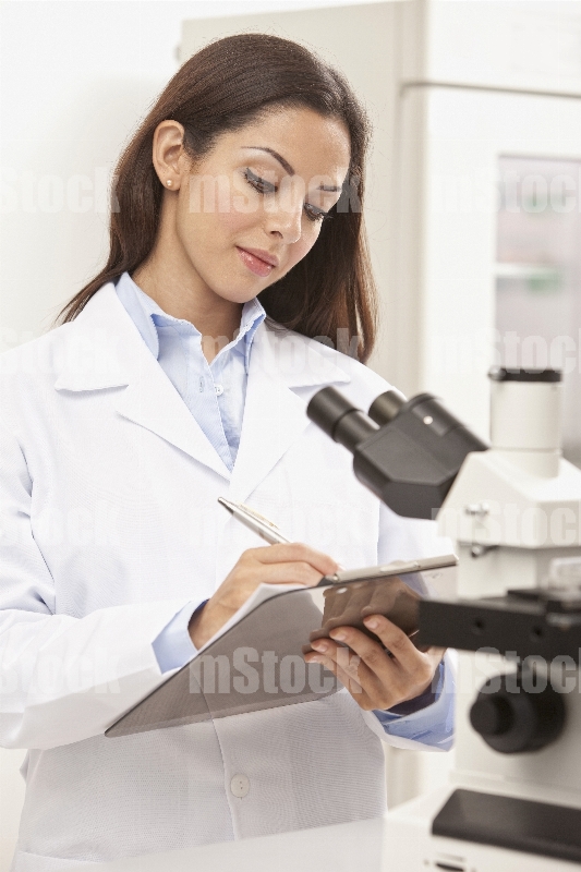 Microscopio Metalográfico en Laboratorio
