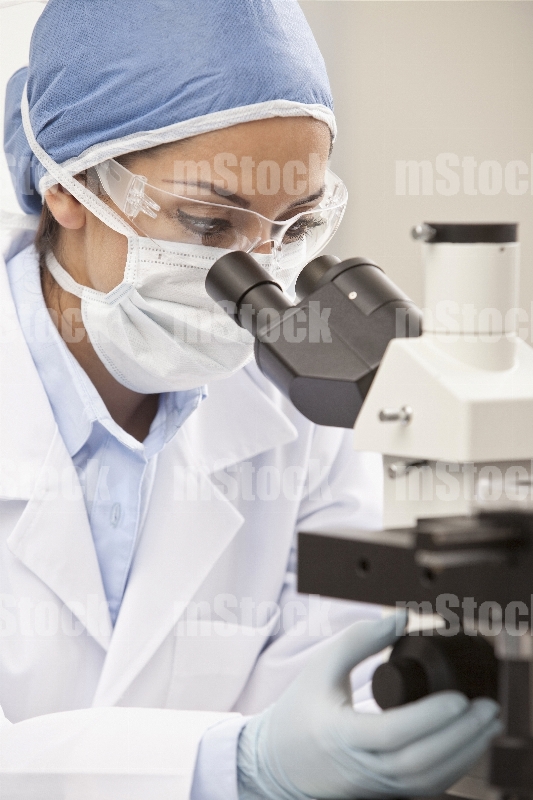 Médico usando Microscopio en laboratorio