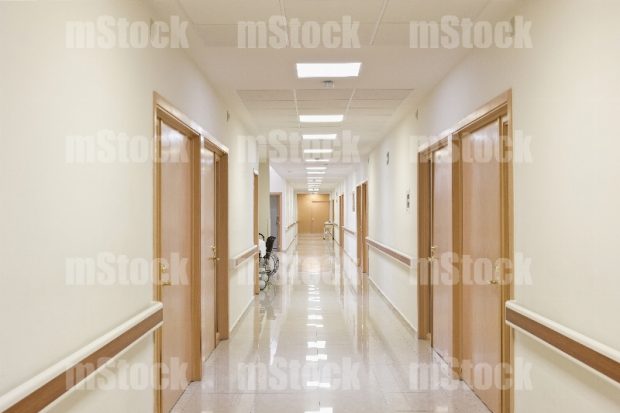 Largo Pasillo de Hospital