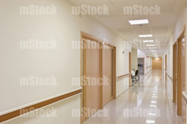 Pasillo de Hospital con Silla de Ruedas