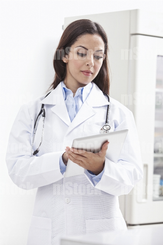 Médico en consulta con iPad